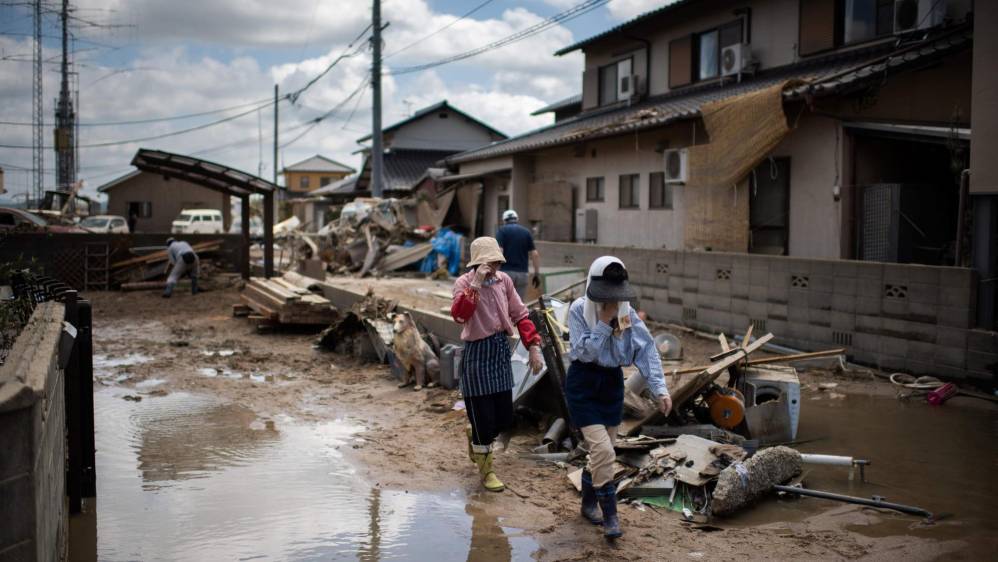 El país ha enfrentado grandes terremotos por décadas pero las lluvias no habían sido una preocupación mayor. Los rescates siguen en busca de los desaparecidos. Las condiciones climáticas extremas aumentan en la época estival de lluvias y tifones. Foto: AFP