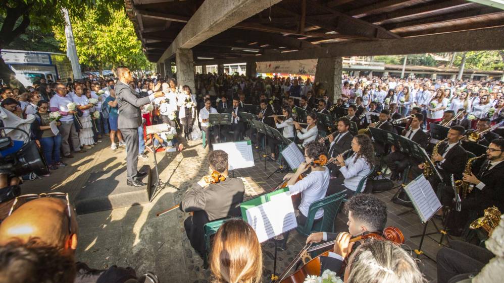 Flores y pancartas fueron llevados por la comunidad universitaria en un acto simbólico para rechazar los actos violentos.