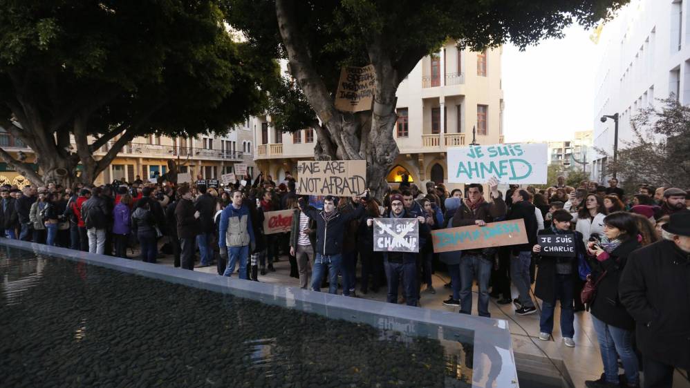 En Beirut, cientos de personas se congregaron en repulsa a esos atentados y en defensa de la libertad de expresión, levantando lápices hacia el cielo en recuerdo a los caricaturistas de “Charlie Hebdo” y con proclamas como “Soy Charlie”, “Sí a la libertad”, “islam contra terrorismo” y “No tenemos miedo”. FOTO REUTERS