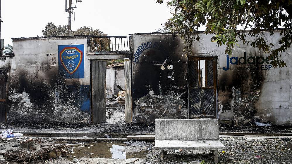 Los desmanes empezaron al rededor de la sede de la alcaldía y se propago por el Concejo y la estación de bomberos. Foto Julio Herrera