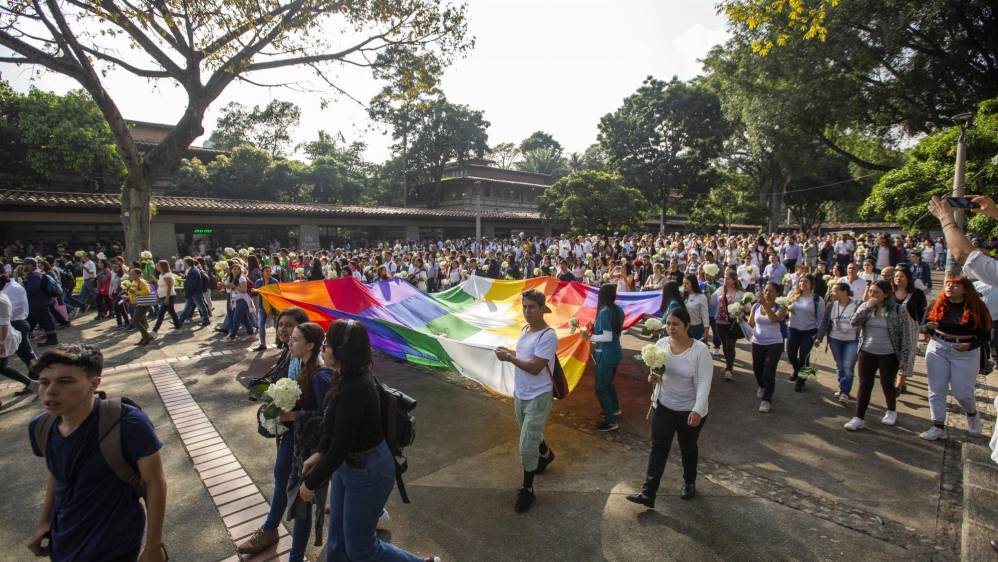 Flores y pancartas fueron llevados por la comunidad universitaria en un acto simbólico para rechazar los actos violentos.