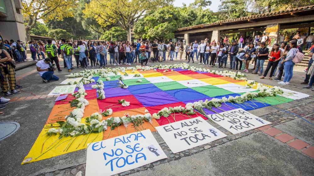 Flores y pancartas fueron llevados por la comunidad universitaria en un acto simbólico para rechazar los actos violentos.