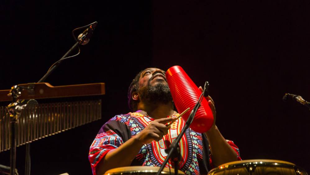 El percusionista Yaroldy Abreu llevó el ritmo de los tambores al lado de las notas del piano de Chucho. FOTO: CARLOS VELÁSQUEZ
