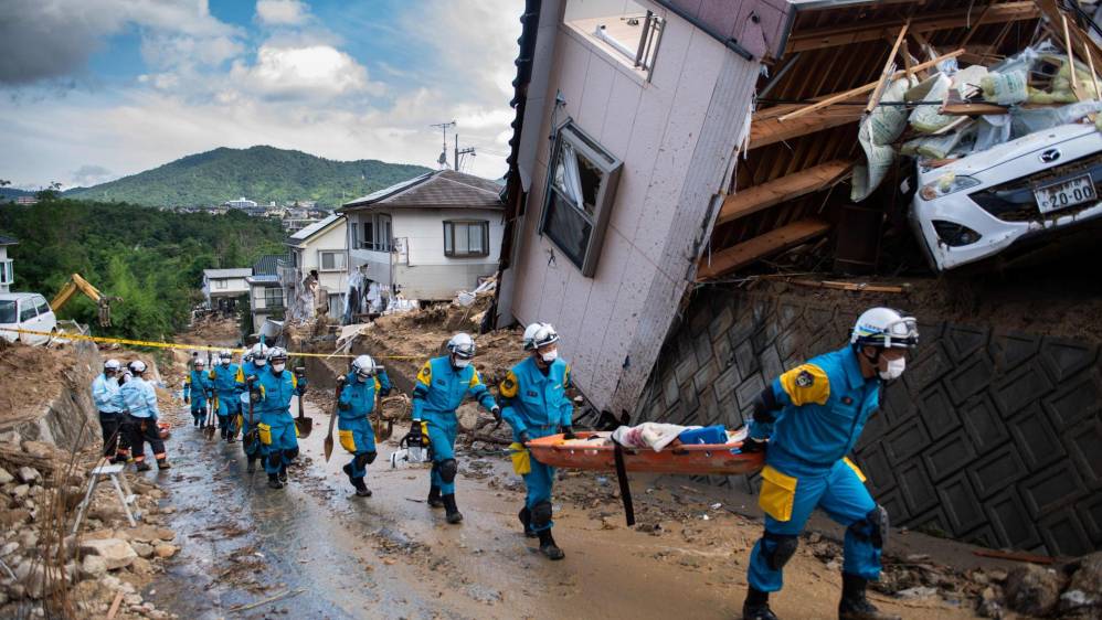 El país ha enfrentado grandes terremotos por décadas pero las lluvias no habían sido una preocupación mayor. Los rescates siguen en busca de los desaparecidos. Las condiciones climáticas extremas aumentan en la época estival de lluvias y tifones. Foto: AFP