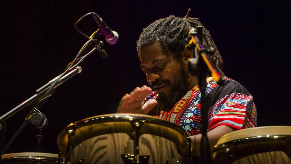 El percusionista Yaroldy Abreu llevó el ritmo de los tambores al lado de las notas del piano de Chucho. FOTO: CARLOS VELÁSQUEZ