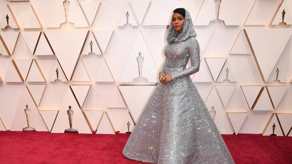Uno de los trajes más llamativos de la noche. Janelle Moane en un traje Ralph Lauren. FOTO AFP