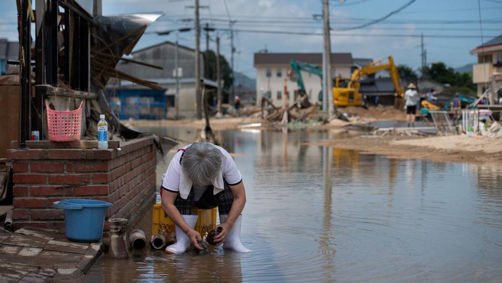 El país ha enfrentado grandes terremotos por décadas pero las lluvias no habían sido una preocupación mayor. Los rescates siguen en busca de los desaparecidos. Las condiciones climáticas extremas aumentan en la época estival de lluvias y tifones. Foto: AFP