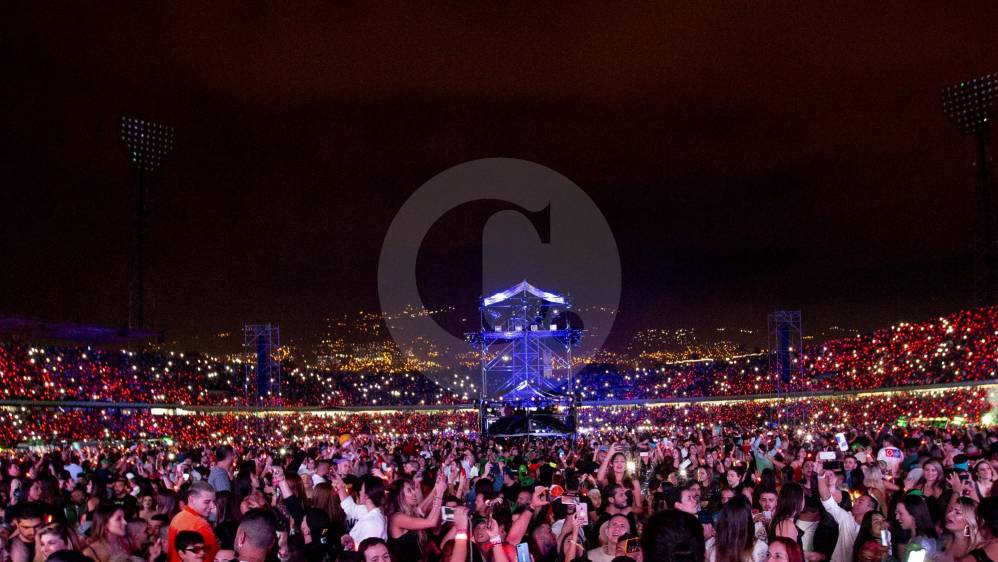 La noche tuvo hasta tiempo para un mensaje de J Balvin para todas las personas que hacen parte de las marchas del paro nacional y pidió un minuto de silencio por las víctimas que han resultado tras estas manifestaciones. Este fue el momento más registrado en redes sociales. FOTO CARLOS VELÁSQUEZ