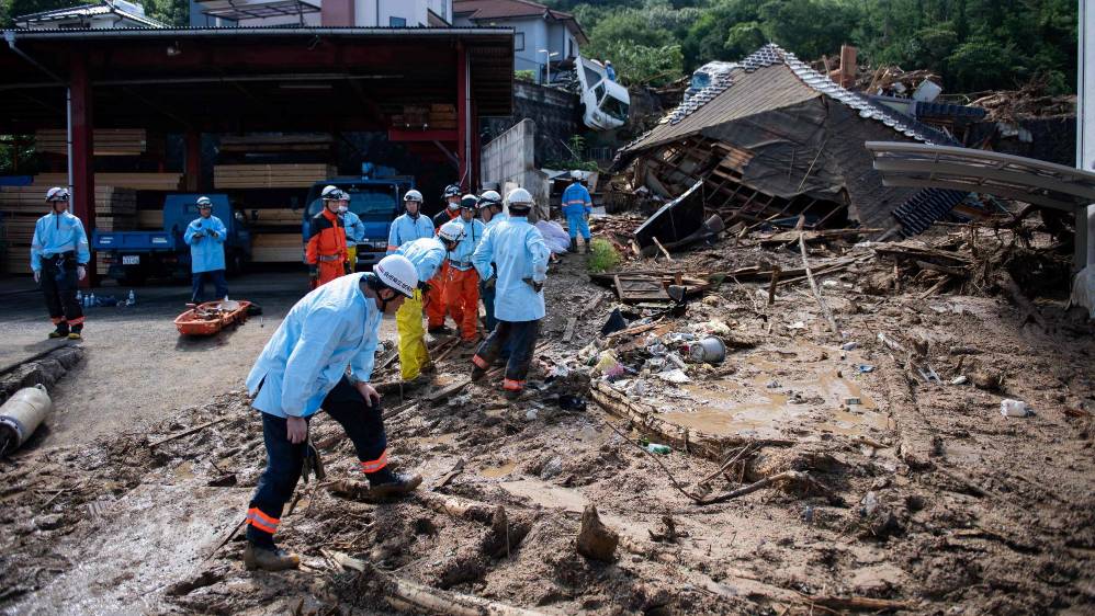 El país ha enfrentado grandes terremotos por décadas pero las lluvias no habían sido una preocupación mayor. Los rescates siguen en busca de los desaparecidos. Las condiciones climáticas extremas aumentan en la época estival de lluvias y tifones. Foto: AFP