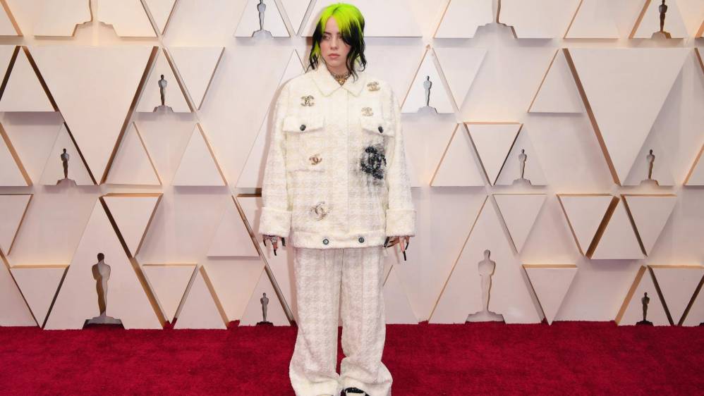 Es la joven estrella del momento, Billie Eilish cantará en los Oscar, aquí llega vestida de Chanel. FOTO AFP