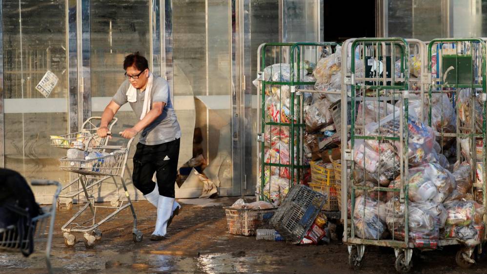 El país ha enfrentado grandes terremotos por décadas pero las lluvias no habían sido una preocupación mayor. Los rescates siguen en busca de los desaparecidos. Las condiciones climáticas extremas aumentan en la época estival de lluvias y tifones. Foto:Reuters