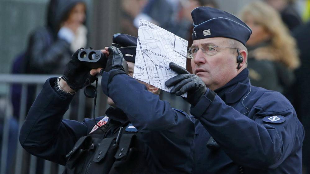 Más de 2.000 policías protegían la manifestación de este domingo, además de las decenas de miles que ya custodian sinagogas, mezquitas, escuelas y otros lugares en toda Francia. FOTO REUTERS
