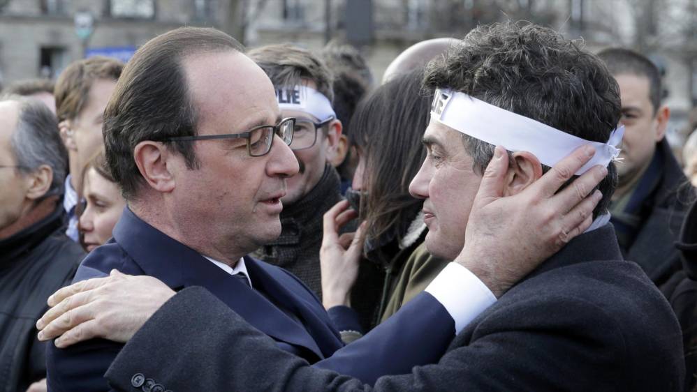 En la Plaza de la República aplausos ensordecedores saludaron a los líderes, quienes junto con familiares de las víctimas y empleados del semanario Charlie Hebdo, blanco del ataque que dio lugar a tres días de terror, encabezaron la marcha. Muchos lloraban abiertamente. FOTO REUTERS