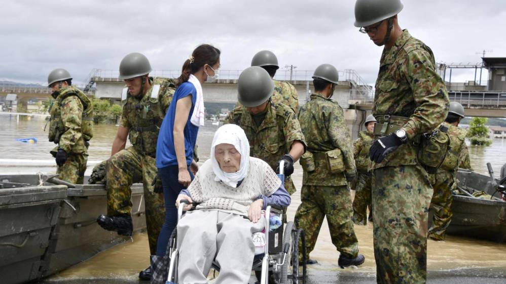 El país ha enfrentado grandes terremotos por décadas pero las lluvias no habían sido una preocupación mayor. Los rescates siguen en busca de los desaparecidos. Las condiciones climáticas extremas aumentan en la época estival de lluvias y tifones. Foto:Reuters