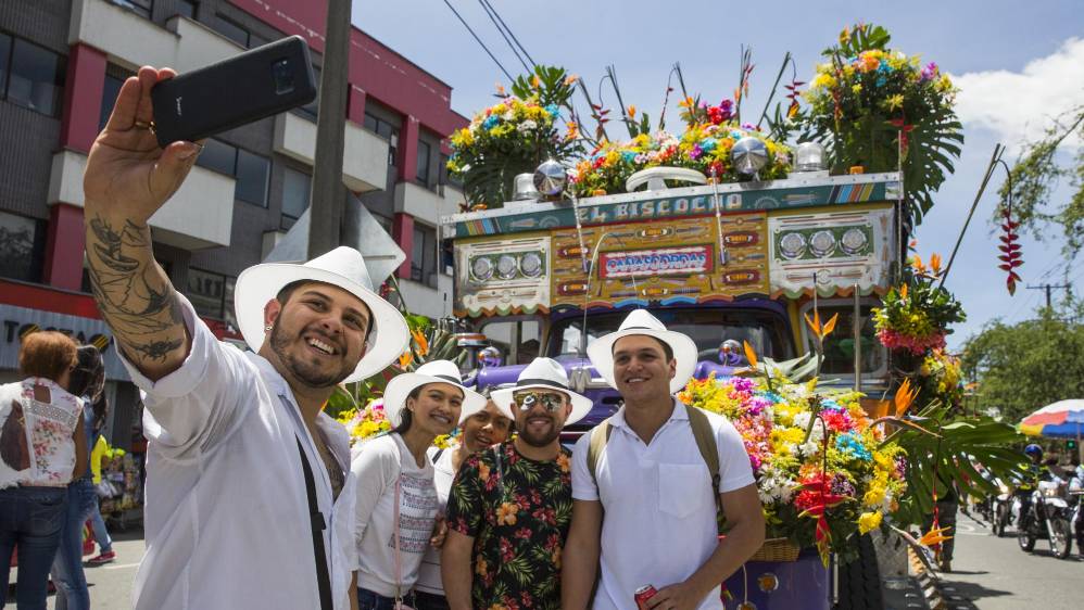 Cada chiva representó un municipio de Antioquia y tenía decoración llamativa. FOTO EDWIN BUSTAMANTE. 