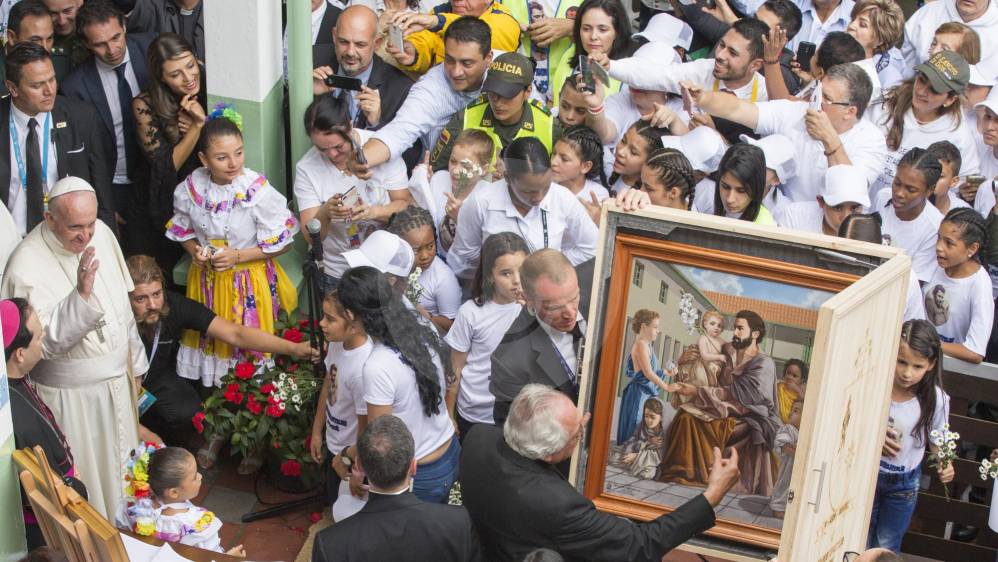En el emotivo encuentro hubo cantos, risas y hasta llanto por la historia de una joven de San Carlos huérfana por la guerra que encontró la posibilidad de sanar las heridas en el Hogar San José y hoy se forma como futura maestra. FOTO EDWIN BUSTAMANTE