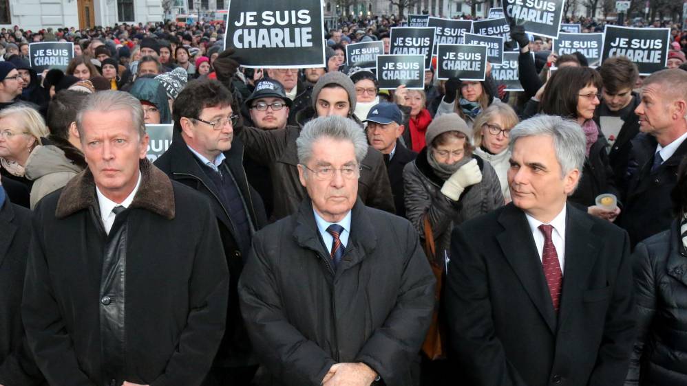 El canciller del país, Werner Faymann; el presidente Heinz Fischer, y representantes de todas las comunidades religiosas asistieron a una concentración repleta de carteles con el lema “Je suis Charlie” y mensajes como “Por la paz y la tolerancia” y en la que el coro de la Ópera Estatal de Viena interpretó varias piezas y se leyeron pasajes literarios de inspiración pacifista y europeísta. FOTO AP