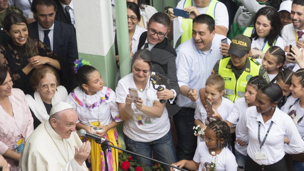 En el emotivo encuentro hubo cantos, risas y hasta llanto por la historia de una joven de San Carlos huérfana por la guerra que encontró la posibilidad de sanar las heridas en el Hogar San José y hoy se forma como futura maestra. FOTO EDWIN BUSTAMANTE